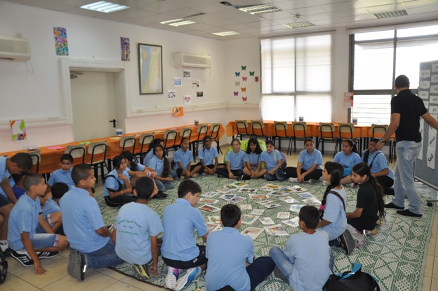 بالصور: مدرسة أجيال الثانوية تستضيف طلاب مدرسة أجيال الابتدائية في يافا